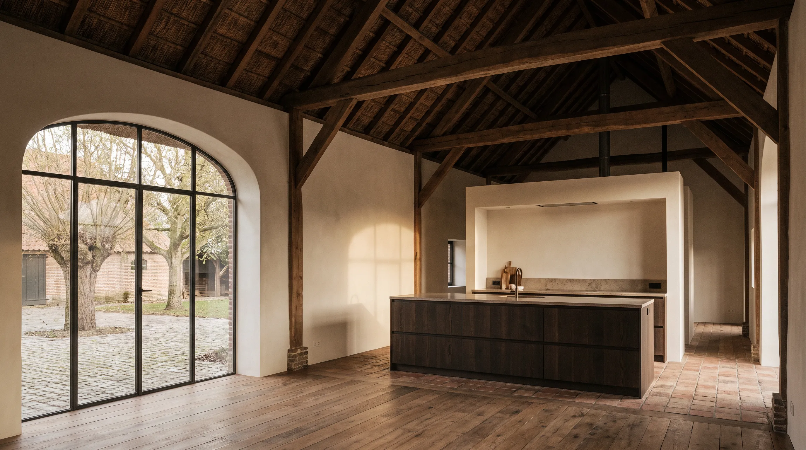 Eettafel van massief hout in een lichte woonkamer
